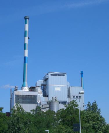 La centrale utilise les déchets de bois comme combustible